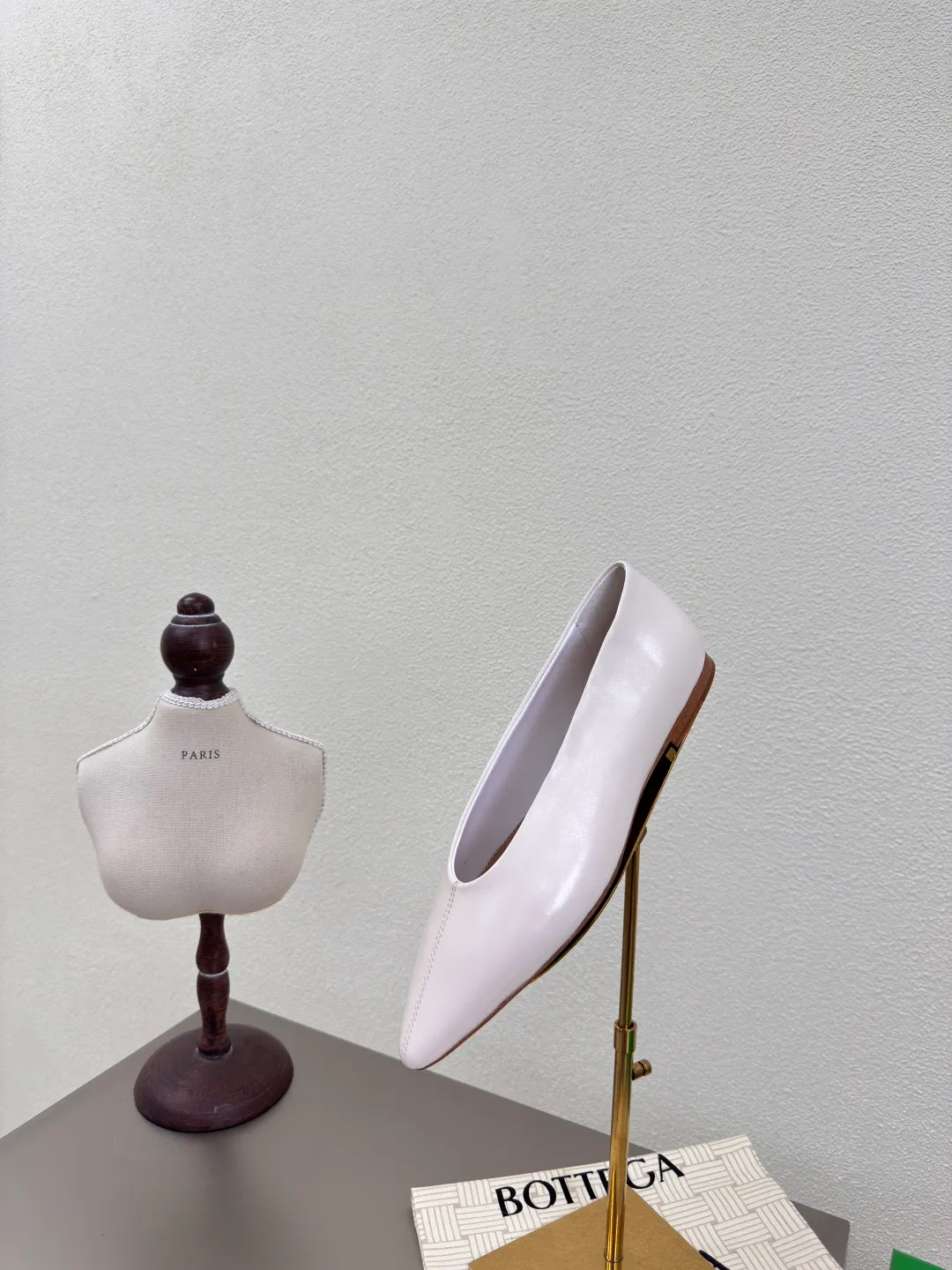 👟👟Ex-factory price 640👟👟 BV women's Sofia ballet shoes leather ballet shoes silver family elements woven series high version small round toe essential for commuting BV early autumn series are so beautiful💯 The use of elegant materials in shoes is intellectual, elegant and capable, full of high-end sense✅The design is beautiful~~ The fabric is made of original consistent lambskin and the shaping technology pursues the perfection of the internal process✅ Heel The foot pads are made of lambskin, never sloppy 🆚Original💯 Outsole technology Brand classic The new season uses Italian genuine leather outsole with clear dyeing technology and rubber square technology 💯 Comfortable and high-end flat design makes travel more comfortable and confident 35 36 37 38 39 40 41 42 (40 41 42 customized code number) Equipped with original packaging Hot glue process logo cloth bag